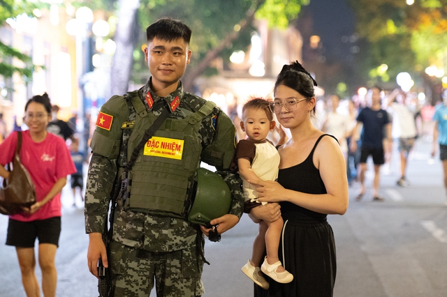 Dòng người đổ về Hồ Gươm theo dõi màn tổng duyệt “Bản hùng ca Công an nhân dân” đầy mãn nhãn- Ảnh 31.