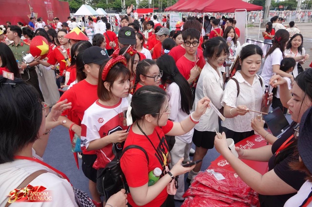 Ùn ùn kéo đến Booth Fandom Yêu Nước tại SVĐ Mỹ Đình, săn bằng được combo khăn - túi - áo hot nhất lúc này- Ảnh 18.