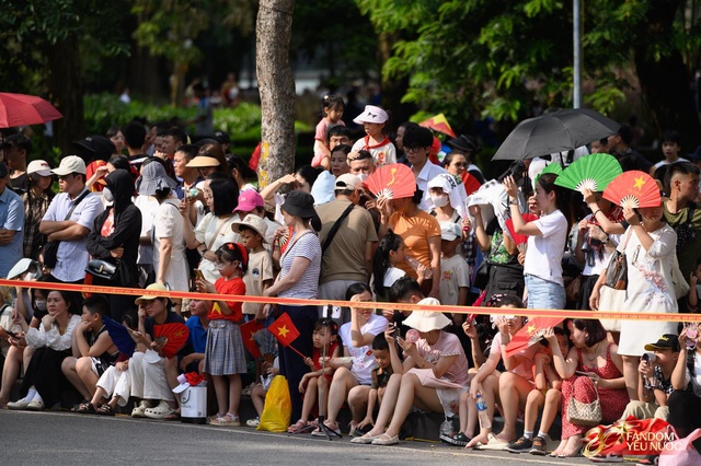 Tuyệt đối mãn nhãn trước những màn trình diễn của Công an Hà Nội, phố đi bộ bùng nổ tiếng reo hò- Ảnh 40.