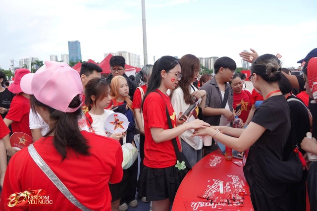Ùn ùn kéo đến Booth Fandom Yêu Nước tại SVĐ Mỹ Đình, săn bằng được combo khăn - túi - áo hot nhất lúc này- Ảnh 17.