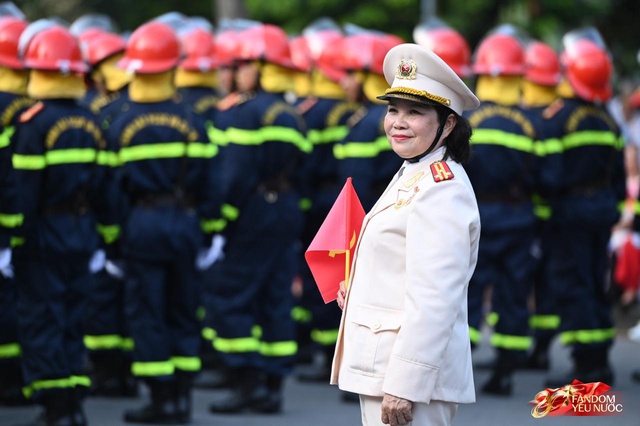 Tuyệt đối mãn nhãn trước những màn trình diễn của Công an Hà Nội, phố đi bộ bùng nổ tiếng reo hò- Ảnh 4.