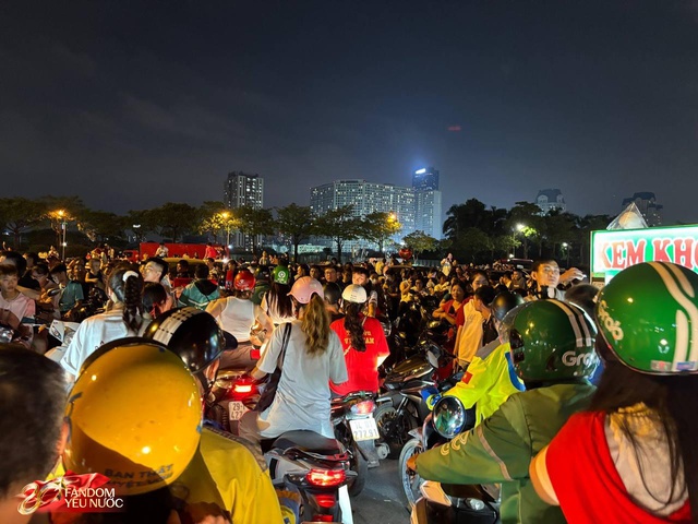 Tắc cứng gần SVĐ Mỹ Đình: Hàng nghìn người đổ về háo hức chờ khoảnh khắc pháo hoa rực sáng- Ảnh 8. Tắc cứng gần SVĐ Mỹ Đình: Hàng nghìn người đổ về háo hức chờ khoảnh khắc pháo hoa rực sáng- Ảnh 8.