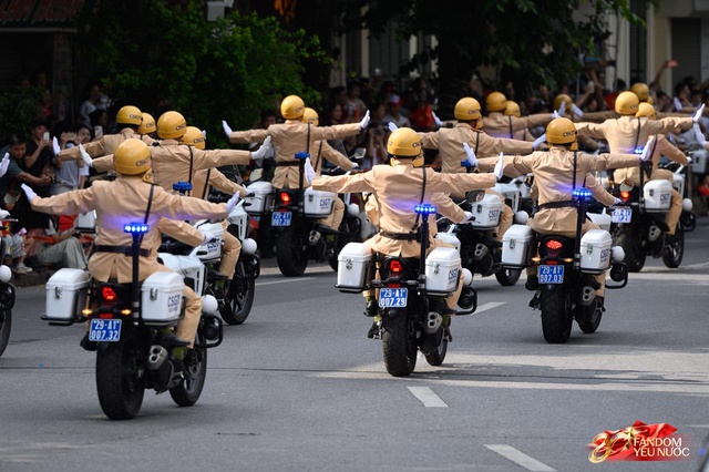 Tuyệt đối mãn nhãn trước những màn trình diễn của Công an Hà Nội, phố đi bộ bùng nổ tiếng reo hò- Ảnh 29.