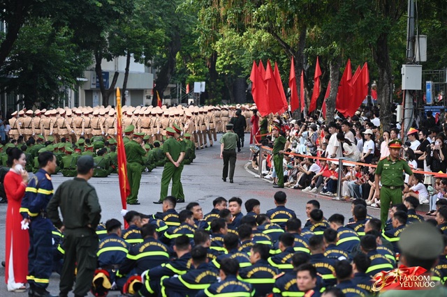 Tuyệt đối mãn nhãn trước những màn trình diễn của Công an Hà Nội, phố đi bộ bùng nổ tiếng reo hò- Ảnh 15.