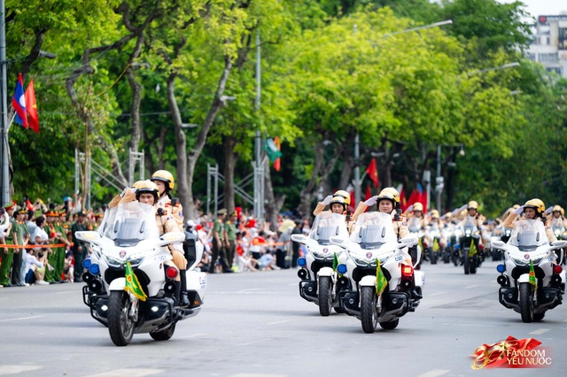 Tuyệt đối mãn nhãn trước những màn trình diễn của Công an Hà Nội, phố đi bộ bùng nổ tiếng reo hò- Ảnh 27.