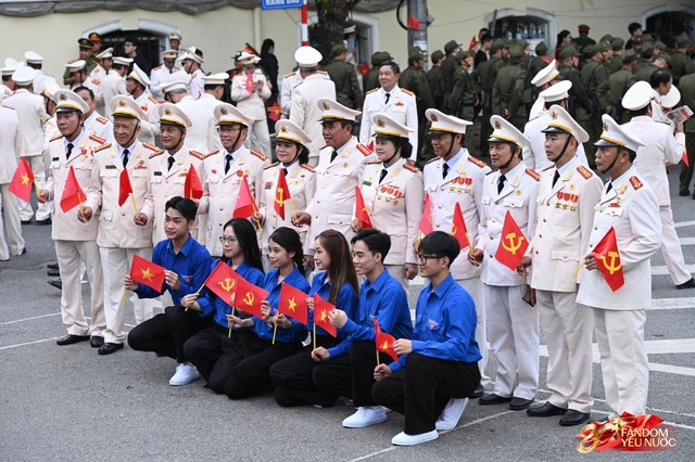 Tuyệt đối mãn nhãn trước những màn trình diễn của Công an Hà Nội, phố đi bộ bùng nổ tiếng reo hò- Ảnh 6.