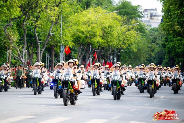 Tuyệt đối mãn nhãn trước những màn trình diễn của Công an Hà Nội, phố đi bộ bùng nổ tiếng reo hò- Ảnh 23.