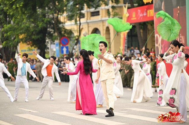 Tuyệt đối mãn nhãn trước những màn trình diễn của Công an Hà Nội, phố đi bộ bùng nổ tiếng reo hò- Ảnh 13.