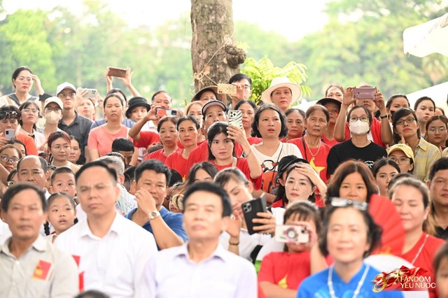 Tuyệt đối mãn nhãn trước những màn trình diễn của Công an Hà Nội, phố đi bộ bùng nổ tiếng reo hò- Ảnh 8.