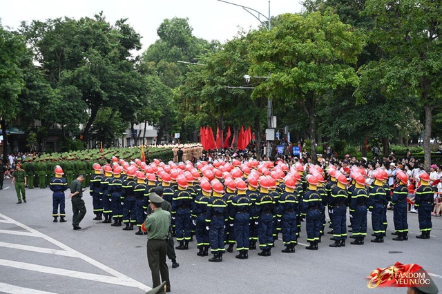 Tuyệt đối mãn nhãn trước những màn trình diễn của Công an Hà Nội, phố đi bộ bùng nổ tiếng reo hò- Ảnh 16.