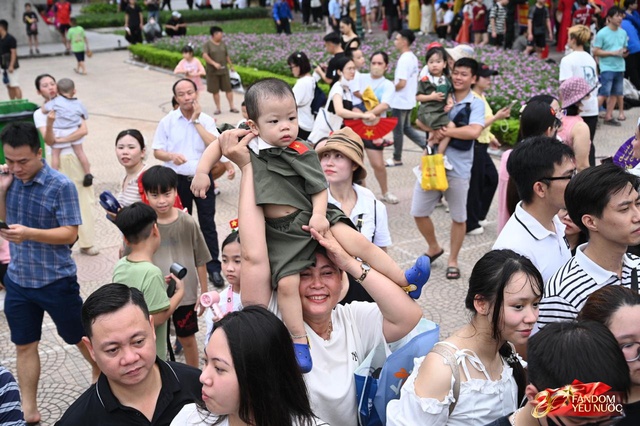 Tuyệt đối mãn nhãn trước những màn trình diễn của Công an Hà Nội, phố đi bộ bùng nổ tiếng reo hò- Ảnh 18.