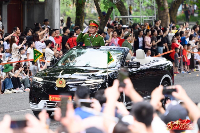 Tuyệt đối mãn nhãn trước những màn trình diễn của Công an Hà Nội, phố đi bộ bùng nổ tiếng reo hò- Ảnh 43.