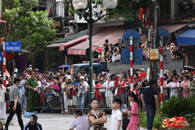 Tuyệt đối mãn nhãn trước những màn trình diễn của Công an Hà Nội, phố đi bộ bùng nổ tiếng reo hò- Ảnh 9.