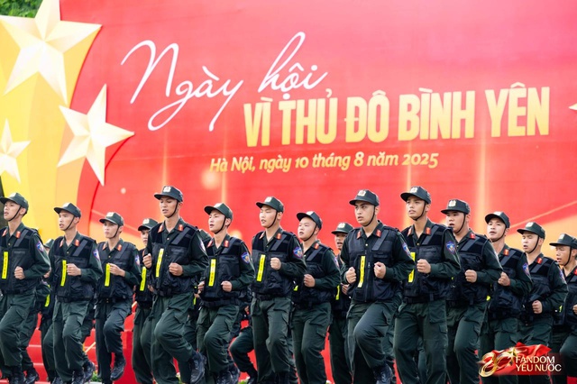 Tuyệt đối mãn nhãn trước những màn trình diễn của Công an Hà Nội, phố đi bộ bùng nổ tiếng reo hò- Ảnh 21.