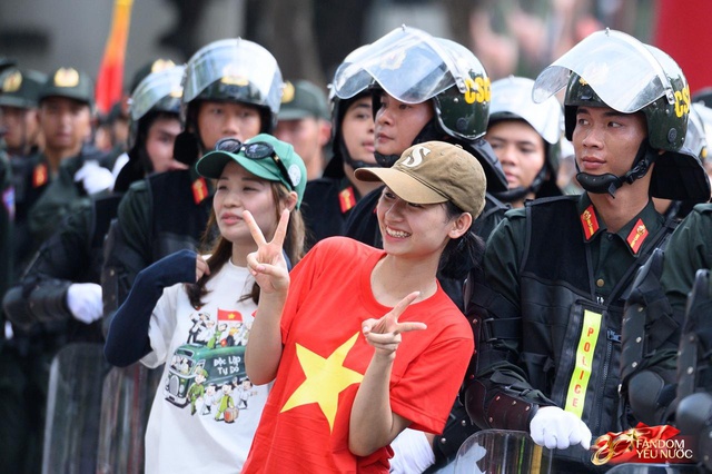 Tuyệt đối mãn nhãn trước những màn trình diễn của Công an Hà Nội, phố đi bộ bùng nổ tiếng reo hò- Ảnh 38.