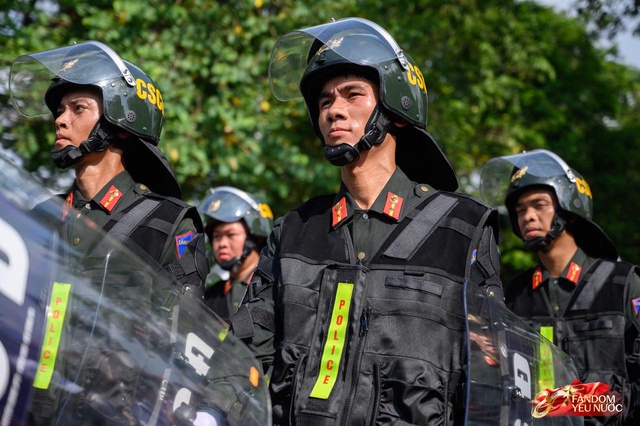 Tuyệt đối mãn nhãn trước những màn trình diễn của Công an Hà Nội, phố đi bộ bùng nổ tiếng reo hò- Ảnh 28.