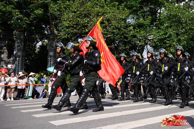 Tuyệt đối mãn nhãn trước những màn trình diễn của Công an Hà Nội, phố đi bộ bùng nổ tiếng reo hò- Ảnh 27.
