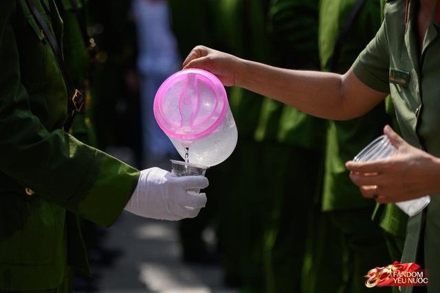 Tuyệt đối mãn nhãn trước những màn trình diễn của Công an Hà Nội, phố đi bộ bùng nổ tiếng reo hò- Ảnh 42.