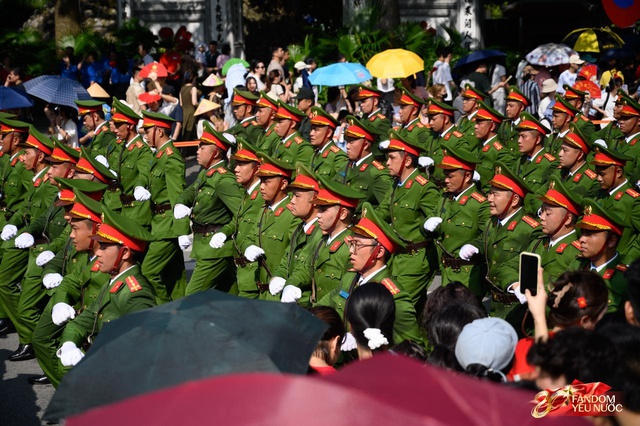 Tuyệt đối mãn nhãn trước những màn trình diễn của Công an Hà Nội, phố đi bộ bùng nổ tiếng reo hò- Ảnh 31.
