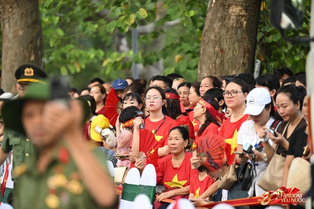 Tuyệt đối mãn nhãn trước những màn trình diễn của Công an Hà Nội, phố đi bộ bùng nổ tiếng reo hò- Ảnh 11.