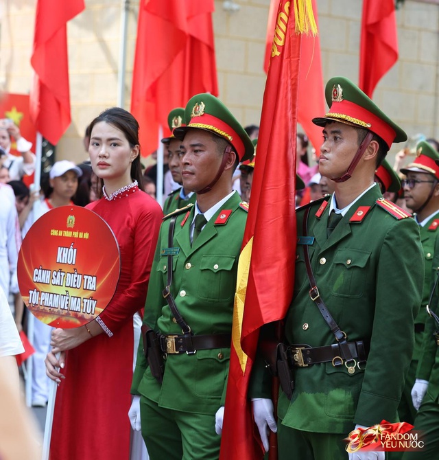 Tuyệt đối m&atilde;n nh&atilde;n trước những m&agrave;n tr&igrave;nh diễn của C&ocirc;ng an H&agrave; Nội, phố đi bộ b&ugrave;ng nổ tiếng reo h&ograve;- Ảnh 20.