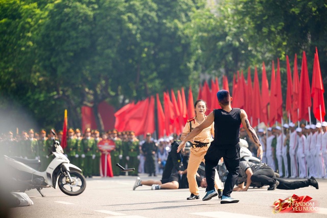 Tuyệt đối mãn nhãn trước những màn trình diễn của Công an Hà Nội, phố đi bộ bùng nổ tiếng reo hò- Ảnh 33.