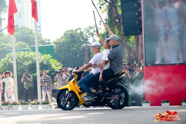 Tuyệt đối mãn nhãn trước những màn trình diễn của Công an Hà Nội, phố đi bộ bùng nổ tiếng reo hò- Ảnh 31.
