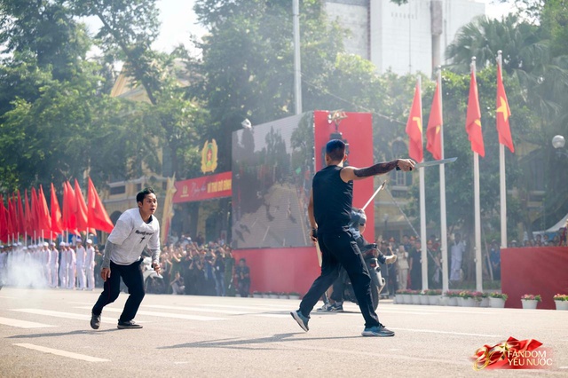Tuyệt đối mãn nhãn trước những màn trình diễn của Công an Hà Nội, phố đi bộ bùng nổ tiếng reo hò- Ảnh 32.
