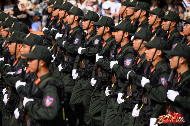 Tuyệt đối mãn nhãn trước những màn trình diễn của Công an Hà Nội, phố đi bộ bùng nổ tiếng reo hò- Ảnh 30.