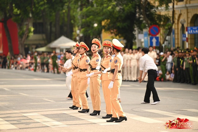 Tuyệt đối mãn nhãn trước những màn trình diễn của Công an Hà Nội, phố đi bộ bùng nổ tiếng reo hò- Ảnh 14.