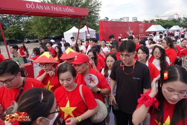 Ùn ùn kéo đến Booth Fandom Yêu Nước tại SVĐ Mỹ Đình, săn bằng được combo khăn - túi - áo hot nhất lúc này- Ảnh 16.