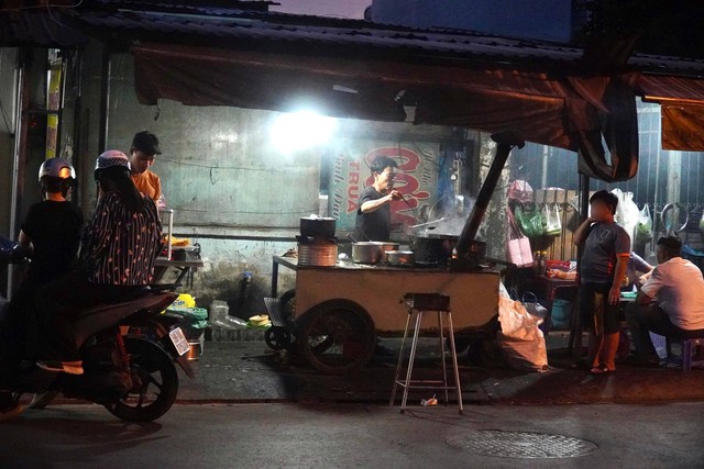Người cha đơn thân bán bánh xèo nuôi 2 con song sinh tự kỷ ở TP.HCM, từ chối nhận tiền hỗ trợ vì lý do này- Ảnh 6.
