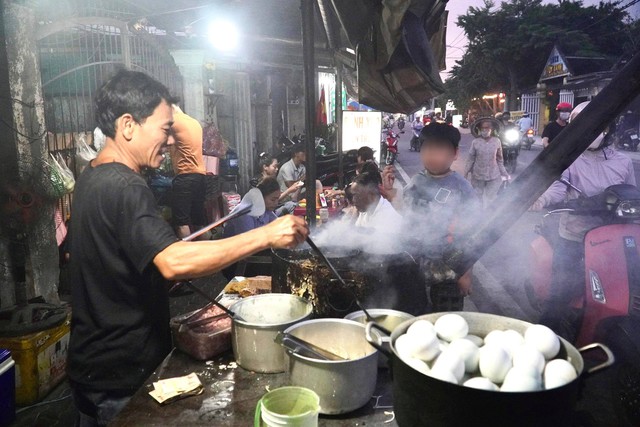Người cha đơn thân bán bánh xèo nuôi 2 con song sinh tự kỷ ở TP.HCM, từ chối nhận tiền hỗ trợ vì lý do này- Ảnh 1.