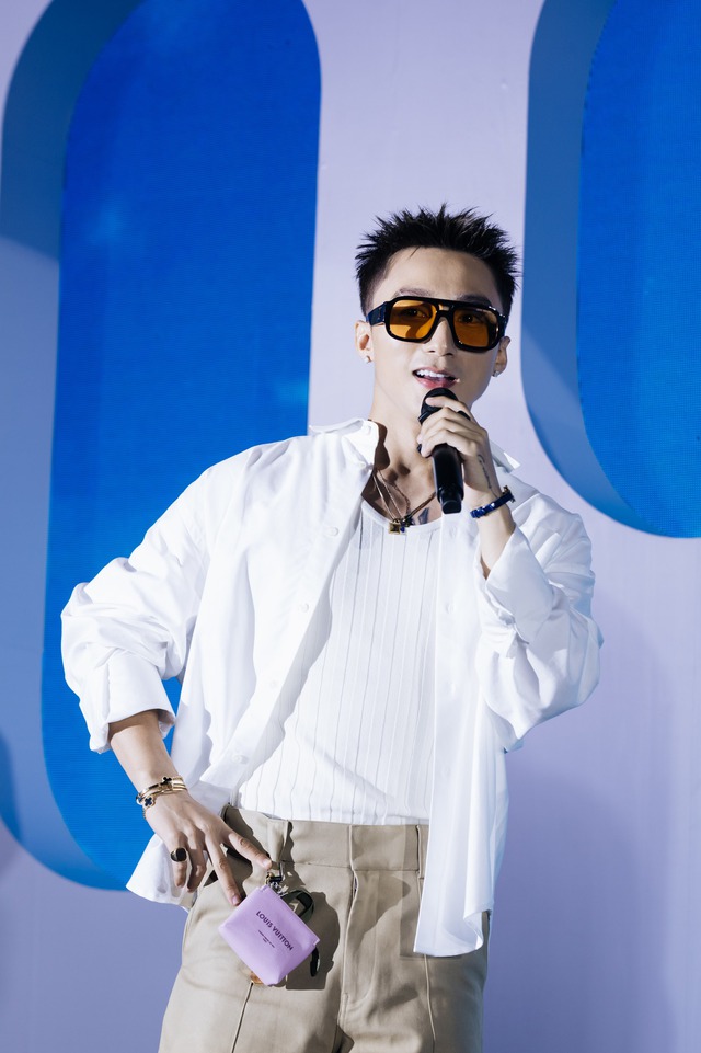Sơn Tùng M-TP lộ diện giữa bão drama: Mặc sơ mi trắng đẹp trai như mối tình đầu!- Ảnh 4.