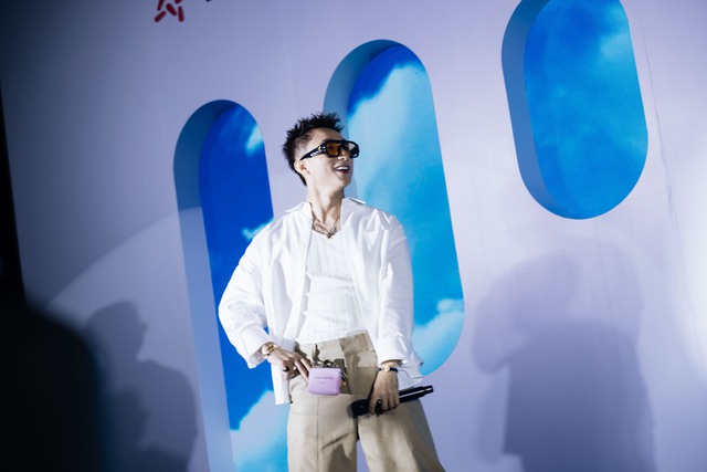 Sơn Tùng M-TP lộ diện giữa bão drama: Mặc sơ mi trắng đẹp trai như mối tình đầu!- Ảnh 6.