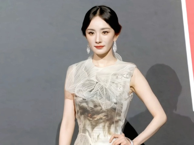 Siêu thảm đỏ hot nhất tối nay: Nhiệt Ba trưng trổ body 