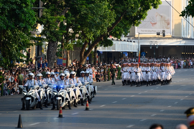 Ngắm "chị đẹp" cảnh vệ ngầu nhất đội hình Công an trình diễn chống khủng bố tại Hồ Gươm- Ảnh 1.