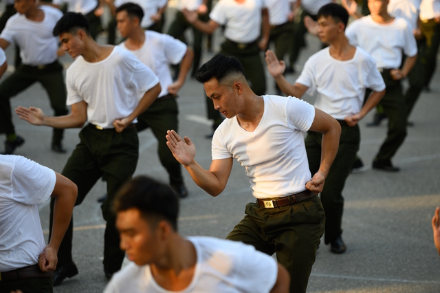 Ngắm "chị đẹp" cảnh vệ ngầu nhất đội hình Công an trình diễn chống khủng bố tại Hồ Gươm- Ảnh 8.