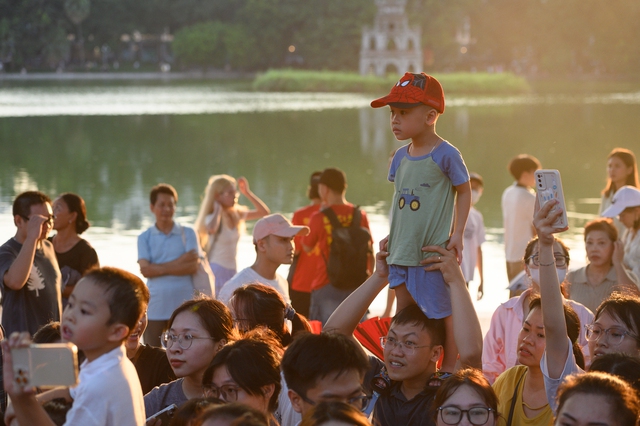 Ngắm "chị đẹp" cảnh vệ ngầu nhất đội hình Công an trình diễn chống khủng bố tại Hồ Gươm- Ảnh 3.