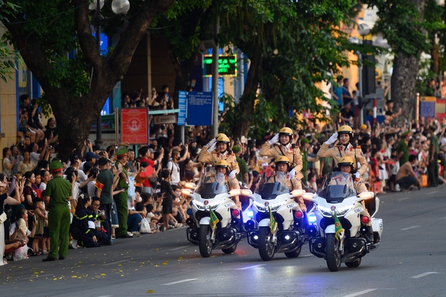 Ngắm "chị đẹp" cảnh vệ ngầu nhất đội hình Công an trình diễn chống khủng bố tại Hồ Gươm- Ảnh 4.
