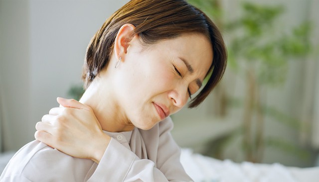 Không muốn xương "RỖNG NHƯ GỖ MỤC" khi tiền mãn kinh, chị em nhớ chăm ăn 7 món này khi còn trẻ!- Ảnh 1.