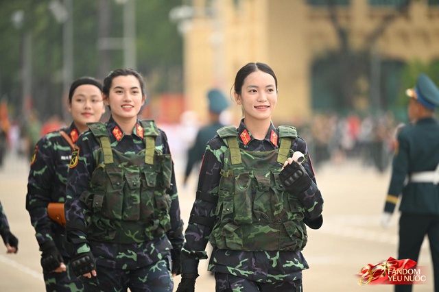 C&aacute;c chiến sĩ vẫy tay tạm biệt người d&acirc;n, kh&eacute;p lại đ&ecirc;m Tổng hợp luyện đầu ti&ecirc;n đ&aacute;ng nhớ- Ảnh 96.