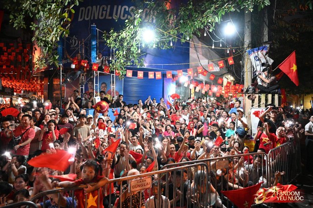C&aacute;c chiến sĩ vẫy tay tạm biệt người d&acirc;n, kh&eacute;p lại đ&ecirc;m Tổng hợp luyện đầu ti&ecirc;n đ&aacute;ng nhớ- Ảnh 67.