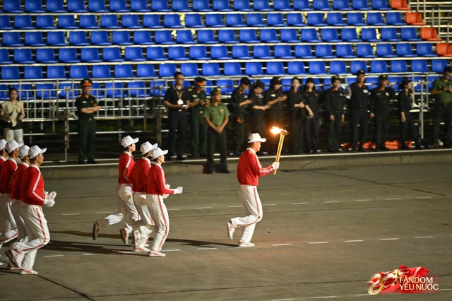 C&aacute;c chiến sĩ vẫy tay tạm biệt người d&acirc;n, kh&eacute;p lại đ&ecirc;m Tổng hợp luyện đầu ti&ecirc;n đ&aacute;ng nhớ- Ảnh 66.