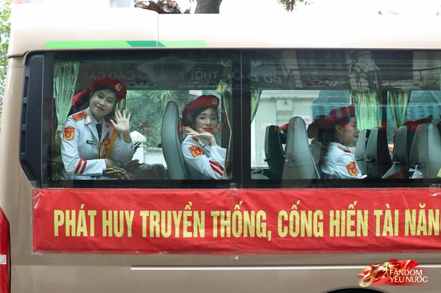 C&aacute;c chiến sĩ vẫy tay tạm biệt người d&acirc;n, kh&eacute;p lại đ&ecirc;m Tổng hợp luyện đầu ti&ecirc;n đ&aacute;ng nhớ- Ảnh 97.