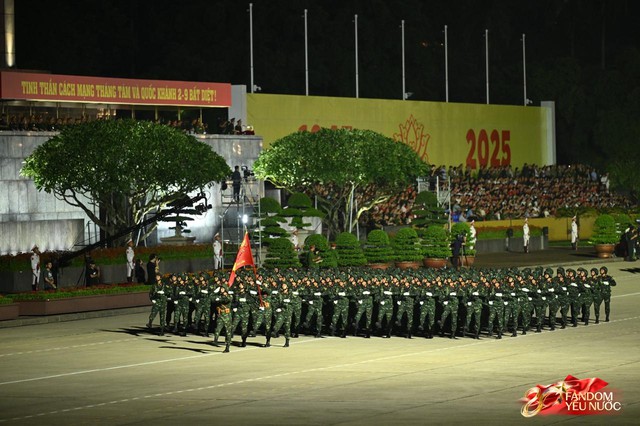 C&aacute;c chiến sĩ vẫy tay tạm biệt người d&acirc;n, kh&eacute;p lại đ&ecirc;m Tổng hợp luyện đầu ti&ecirc;n đ&aacute;ng nhớ- Ảnh 45.