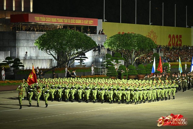 C&aacute;c chiến sĩ vẫy tay tạm biệt người d&acirc;n, kh&eacute;p lại đ&ecirc;m Tổng hợp luyện đầu ti&ecirc;n đ&aacute;ng nhớ- Ảnh 42.