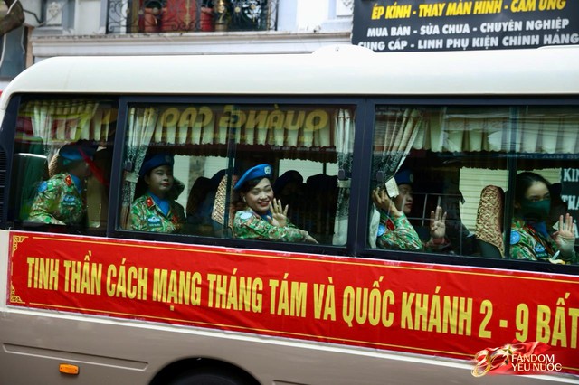 C&aacute;c chiến sĩ vẫy tay tạm biệt người d&acirc;n, kh&eacute;p lại đ&ecirc;m Tổng hợp luyện đầu ti&ecirc;n đ&aacute;ng nhớ- Ảnh 98.