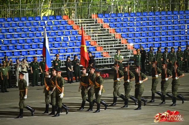 C&aacute;c chiến sĩ vẫy tay tạm biệt người d&acirc;n, kh&eacute;p lại đ&ecirc;m Tổng hợp luyện đầu ti&ecirc;n đ&aacute;ng nhớ- Ảnh 49.