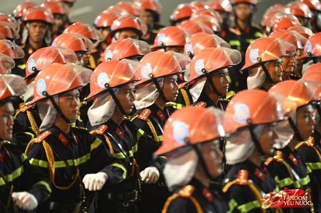 C&aacute;c chiến sĩ vẫy tay tạm biệt người d&acirc;n, kh&eacute;p lại đ&ecirc;m Tổng hợp luyện đầu ti&ecirc;n đ&aacute;ng nhớ- Ảnh 32.